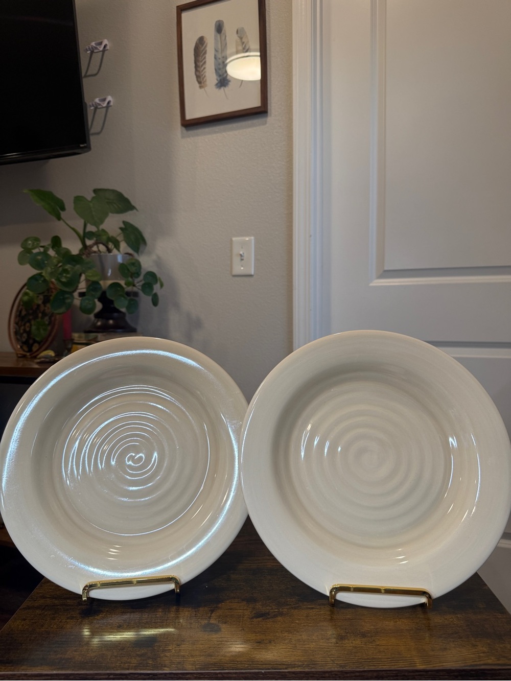 Gibson Elite Hand Painted Cream Swirl Dinner Plates 11” Set of 2 Stoneware